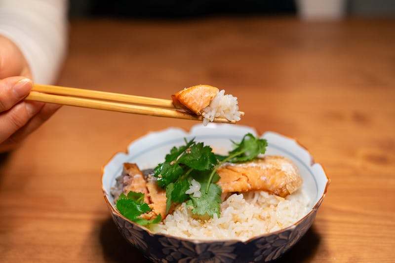 Steak rice bowl with fresh toppings